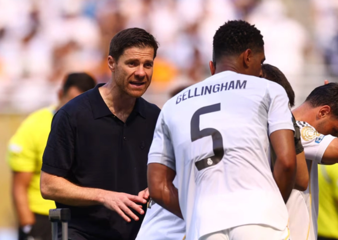 HLV Xabi Alonso (trái) chỉ đạo Jude Bellingham trong trận Real hòa Al Hilal 1-1 ở lượt đầu bảng H FIFA Club World Cup 2025 tại sân vận động Hard Rock, Miami, Florida, Mỹ ngày 18/6. Ảnh: Reuters