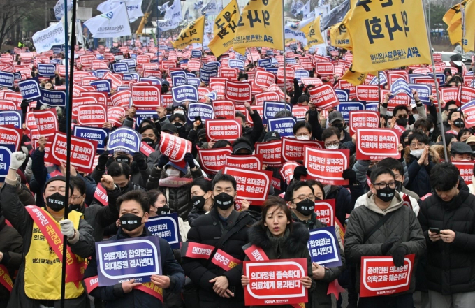 Bác sĩ nội trú Hàn Quốc biểu tình tại Seoul hồi tháng 3/2024 để phản đối chính phủ tăng chỉ tiêu tuyển sinh trường y. Ảnh: AFP