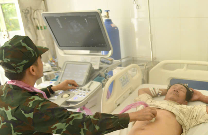 Bác sĩ thăm khám cho ông Đoàn Tính. Ảnh: Bệnh xá đảo Nam Yết cung cấp