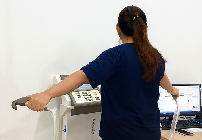 Chị Thảo đo Inbody giúp xác định tỷ lệ mỡ nội tạng. Ảnh: Bệnh viện Đa khoa Tâm Anh