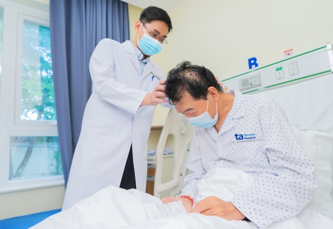 Bác sĩ kiểm tra vết mổ cho ông Yuto sau phẫu thuật. Ảnh: Bệnh viện Đa khoa Tâm Anh