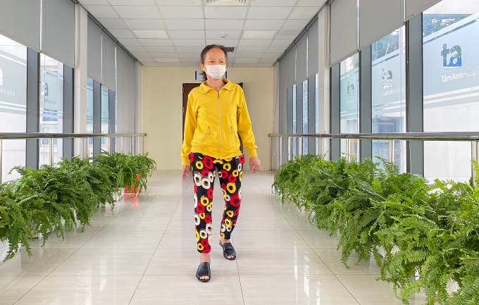 Người bệnh đi lại thoải mái sau 2 tuần phẫu thuật. Ảnh: Bệnh viện cung cấp