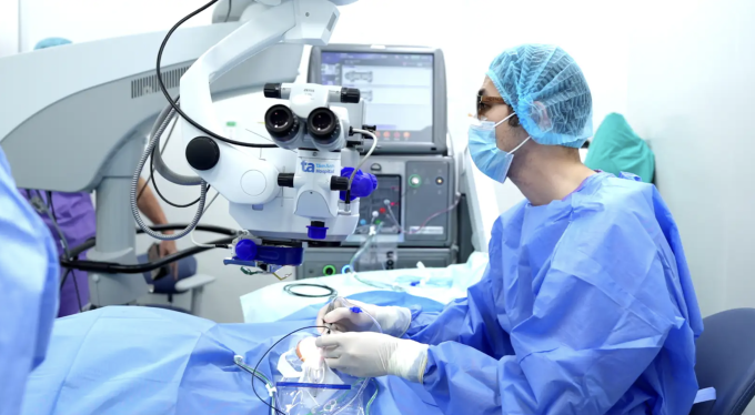 Bác sĩ Hưng thực hiện phẫu thuật dịch kính, điều trị tình trạng bong võng mạc. Ảnh: Bệnh viện Tâm Anh