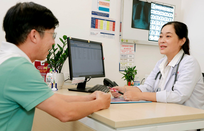 BS.CK2 Nguyễn Trịnh Liên Hương tư vấn cho người bệnh. Ảnh: Nguyệt Thu