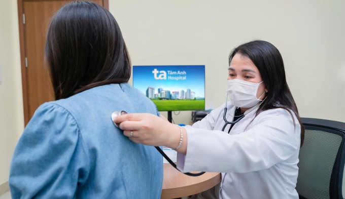 BS.CKII Võ Thị Kim Thanh khám cho người bệnh. Ảnh: Bệnh viện Đa khoa Tâm Anh