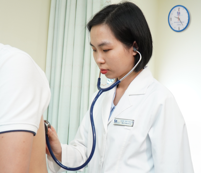 Bác sĩ Lan kiểm tra tình trạng phổi cho người bệnh. Ảnh: Bệnh viện Đa khoa Tâm Anh