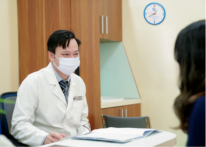 Bác sĩ Ngọc tư vấn cho chị Ngân trong một lần tái khám. Ảnh: Bệnh viện Đa khoa Tâm Anh