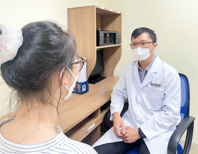 Bác sĩ Phát tư vấn cho một phụ huynh. Ảnh: Phòng khám Đa khoa Tâm Anh Quận 7