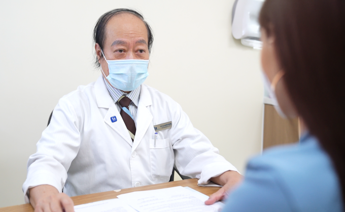 Bác sĩ Trường khám cho bệnh nhân. Ảnh: Bệnh viện Đa khoa Tâm Anh