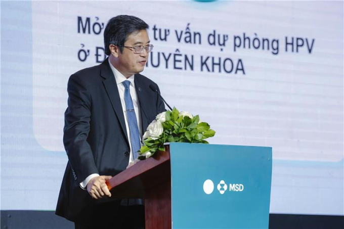 GS. TS. BS. Nguyễn Vũ Quốc Huy, Phó Chủ tịch Hội Phụ sản Việt Nam kiêm – Hiệu trưởng Trường Đại học Y Dược Huế, nhấn mạnh tầm quan trọng của sự đồng hành liên ngành trong xây dựng mạng lưới phòng ngừa HPV hiệu quả và bền vững. Ảnh: Võ Huy Vũ