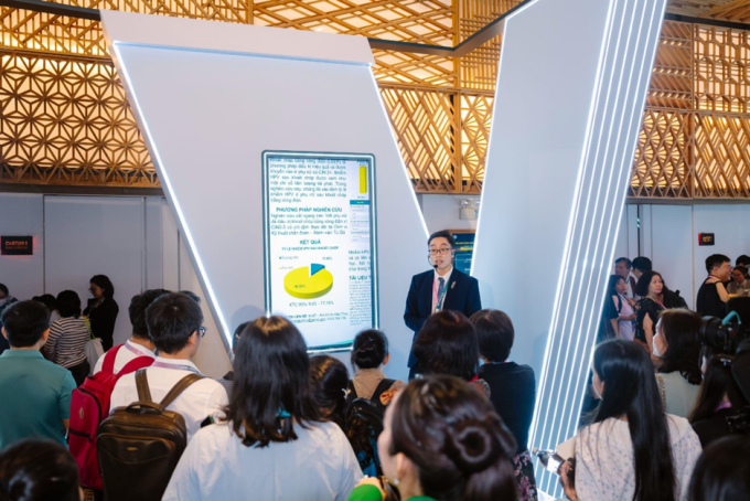 Triển lãm poster khoa học tại Hội nghị Khoa học Đa chuyên khoa với chủ đề Vì một Việt Nam không gánh nặng bởi HPV, với sự tham gia của các chuyên gia và các nghiên cứu tiêu biểu về HPV từ khắp nơi trong nước góp phần nâng cao nhận thức về nguy cơ bệnh tật liên quan đến HPV. Ảnh: Võ Huy Vũ
