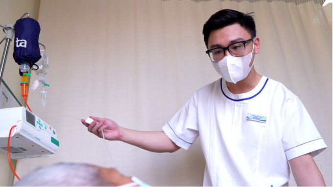 Điều dưỡng chăm sóc cho một người bệnh ung thư. Ảnh: Bệnh viện Đa khoa Tâm Anh