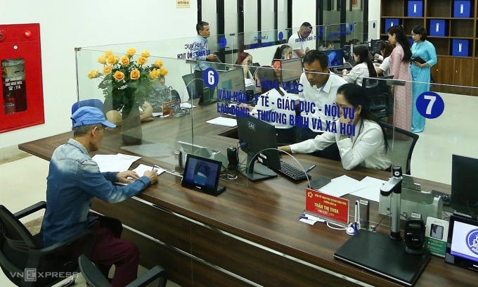 Trung tâm hành chính công của phường Đống Đa trong ngày đầu vận hành chính quyền 2 cấp. Ảnh: Việt An