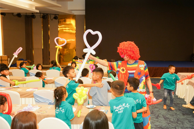 Các em nhỏ giao lưu và tham gia workshop trải nghiệm. Ảnh: MHI