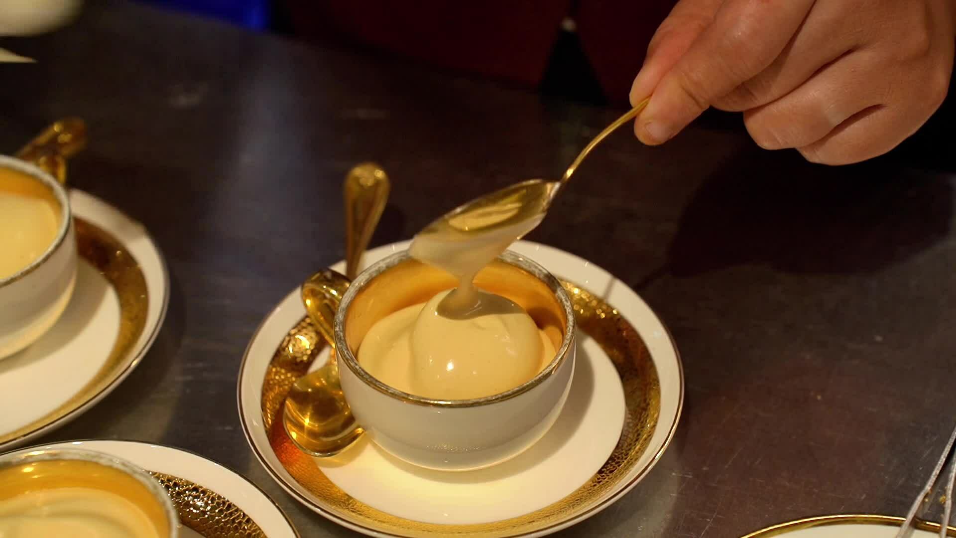 Cà phê trứng dát vàng ở Hà Nội