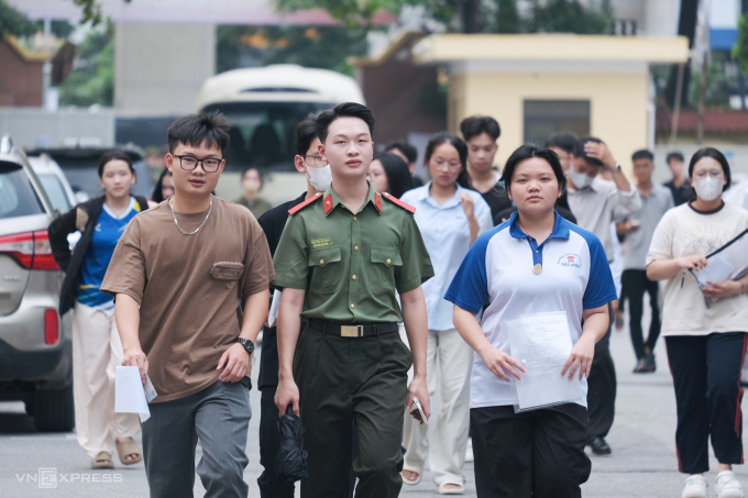 Đông đảo thí sinh đi làm thủ tục dự thi chiều 5/7. Ảnh: Dương Tâm