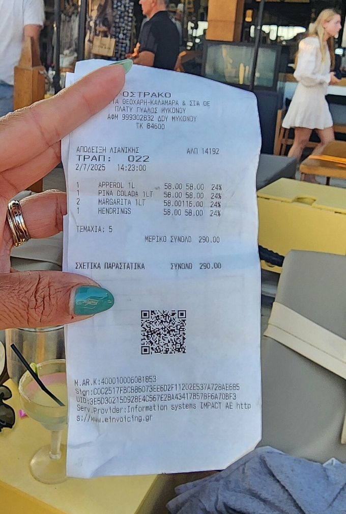 4 món uống ở quán có giá 290 euro. Ảnh: Tripadvisor