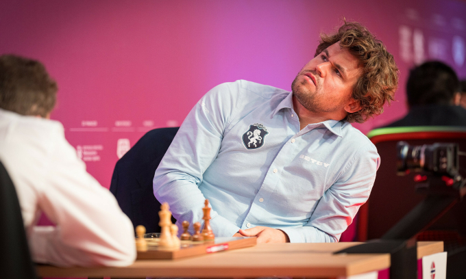 Carlsen trong ván đấu với Duda tại vòng ba cờ nhanh Grand Chess Tour ở khách sạn Westin Zagreb, thành phố Zagreb, Croatia ngày 2/7/2025. Ảnh: GCT/Lennart Ootes