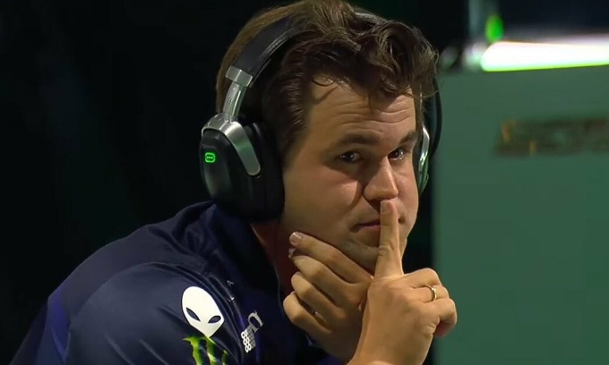 Magnus Carlsen ra dấu cho khán giả im lặng trong trận bán kết với Hikaru Nakamura tại eSports World Cup 2025 ở thành phố Riyadh, Arab Saudi tối 31/7/2025. Ảnh: chụp màn hình