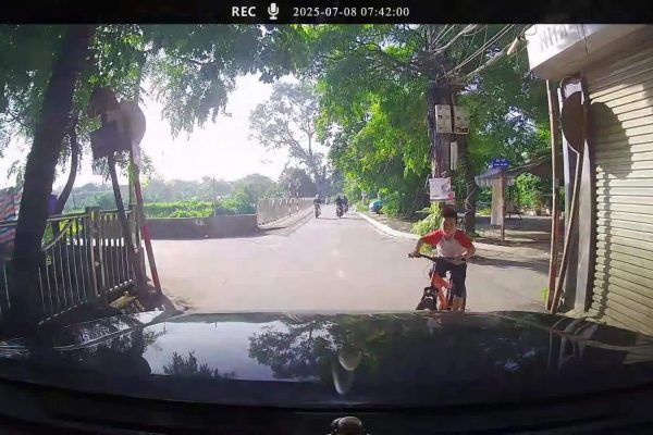 Tai nạn xe đạp: Cậu bé tông ôtô nguy hiểm