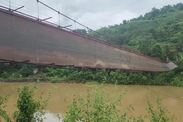 Điện Biên: Cầu treo đứt cáp, xe chở cán bộ chống bão rơi sông