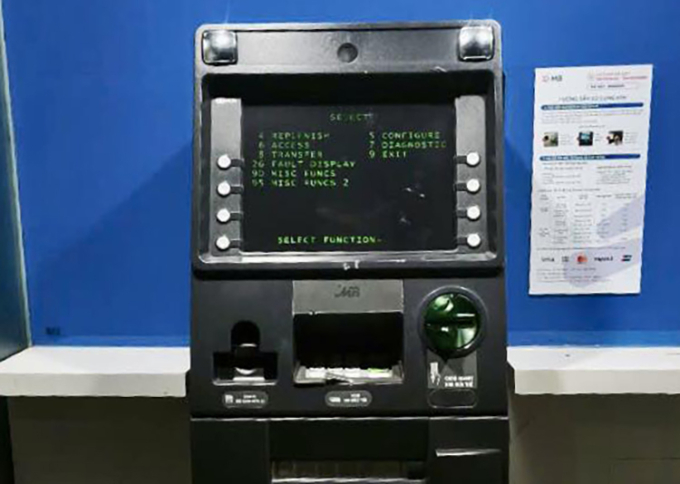 Cây ATM trên đường Lê Hồng Phong bị Ngân ném đá trúng khiến hư hỏng. Ảnh: Hùng Lê