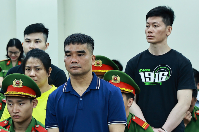 Cựu công an Nguyễn Văn Hưng (hàng đầu) và Hương mẩu (áo vàng) tại tòa. Ảnh: Danh Lam