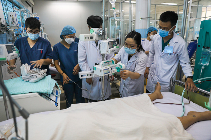 Bác sĩ Bệnh viện Bệnh Nhiệt đới TP HCM điều trị bệnh nhân sốt xuất huyết. Ảnh: Quỳnh Trần