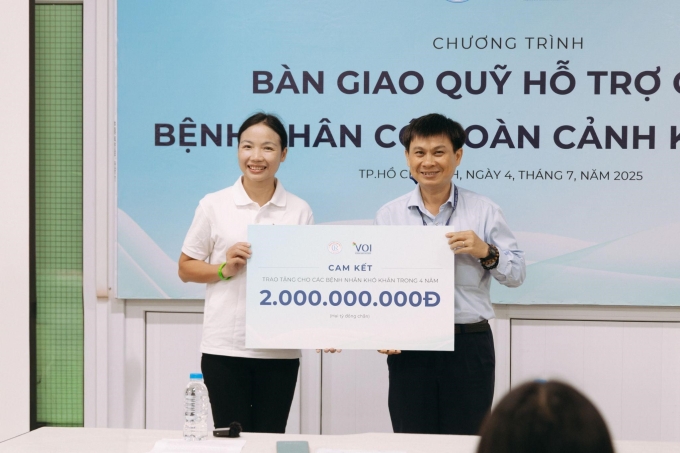 Bà Phạm Thị Thủy (trái), Phó tổng giám đốc VOI trao Quỹ hỗ trợ bệnh nhân có hoàn cảnh khó khăn cho Thạc sĩ Lê Minh Hiển (phải) - Trưởng Phòng Công tác xã hội Bệnh viện Chợ Rẫy. Ảnh: VOI