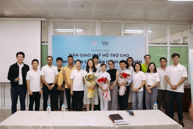 Đại diện VOI, đại diện Phòng Công tác xã hội Bệnh viện Chợ Rẫy và thân nhân người bệnh nhận được hỗ trợ từ Quỹ tại buổi lễ bàn giao Quỹ hỗ trợ cho bệnh nhân có hoàn cảnh khó khăn. Ảnh: VOI