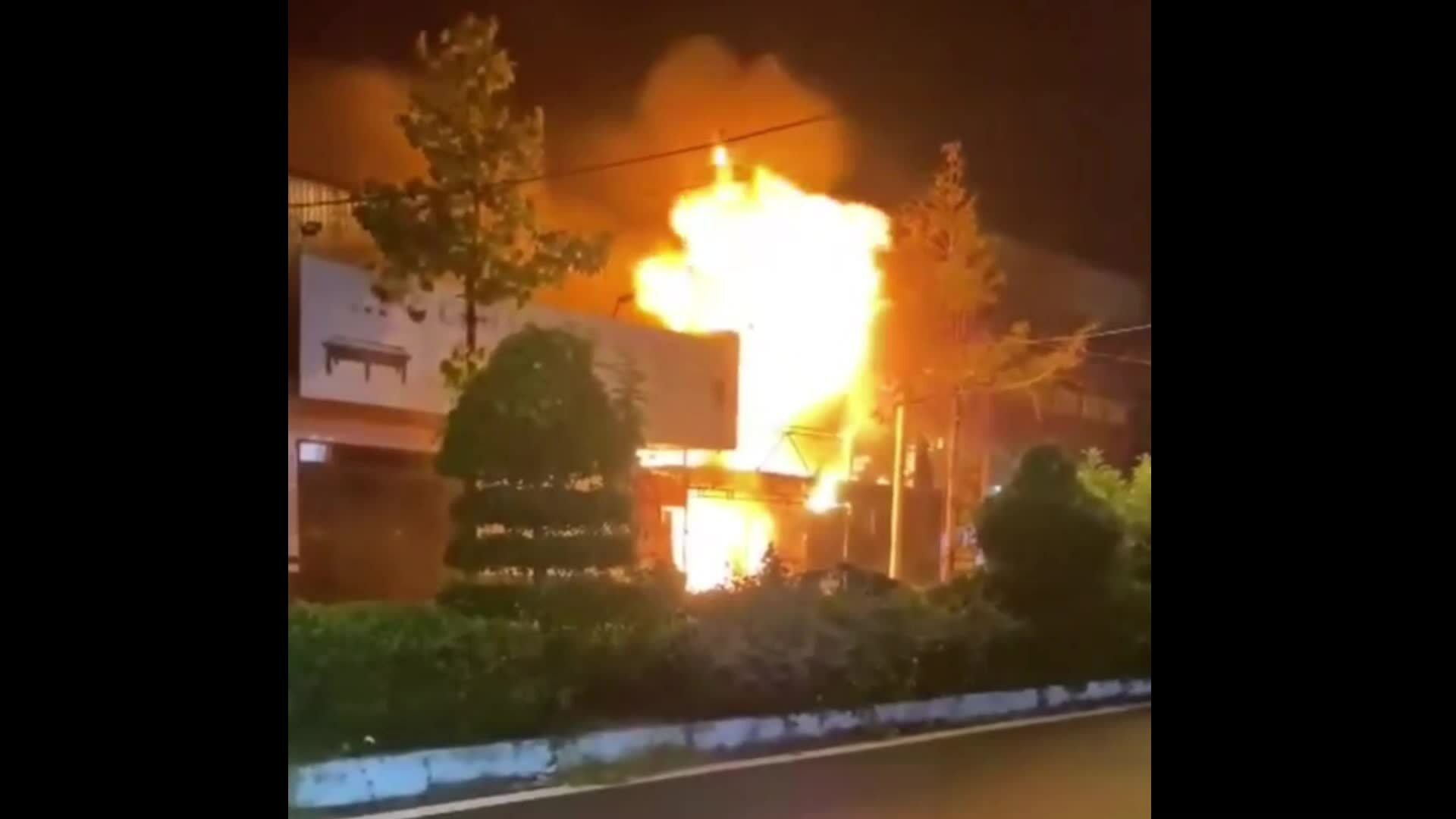 Cháy lớn ở cửa hàng mì cay