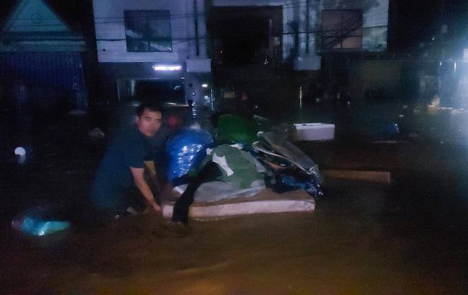 Người dân xã Mường Xén chạy lụt, đêm 22/7. Ảnh: Hùng Lê