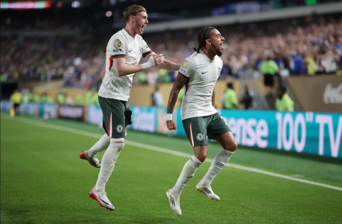 Malo Gusto và Cole Palmer mừng bàn trong trận Chelsea thắng Palmeiras 2-1 ở tứ kết FIFA Club World Cup trên sân Lincoln Financial, Pennsylvania, Mỹ ngày 4/7/2025. Ảnh: Chelsea FC