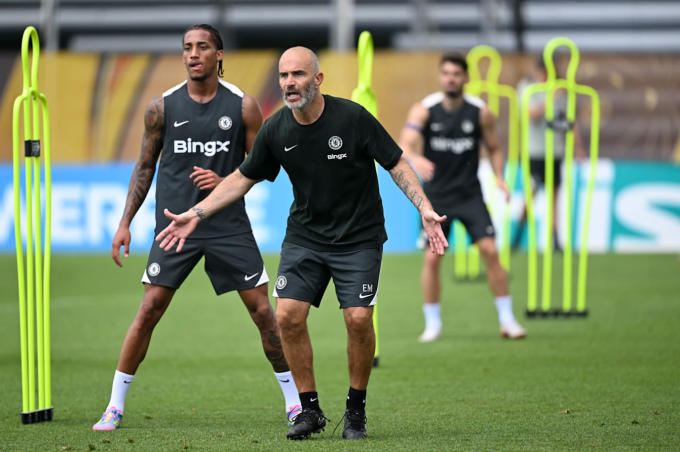 HLV Enzo Maresca và tân binh João Pedro trong buổi tập ngày 7/7. Ảnh: Chelsea FC