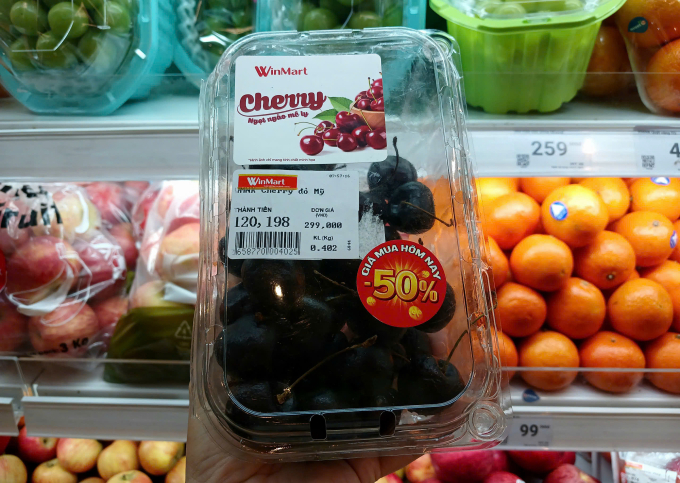 Cherry Mỹ bán tại WinMart giảm tới 50%. Ảnh: Thi Hà