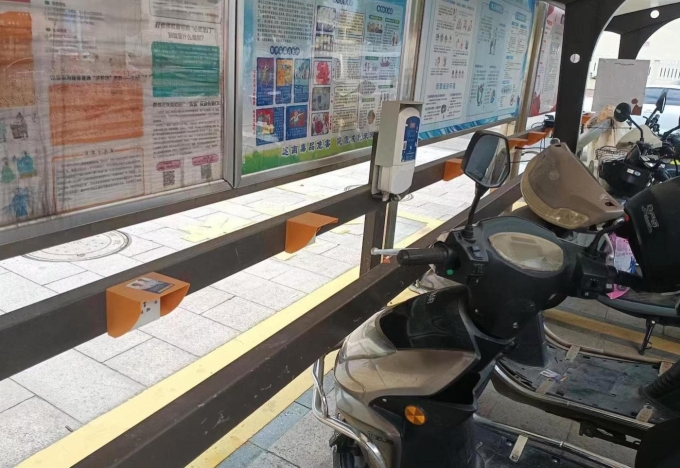 Một trạm sạc tập trung cho xe máy điện tại Chiết Giang, Trung Quốc. Ảnh: Electrek