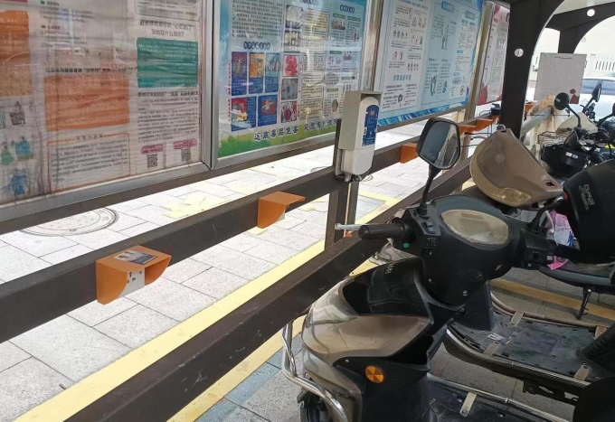 Khu vực đỗ và sạc xe máy điện công cộng tại tỉnh Chiết Giang, Trung Quốc. Ảnh: Electrek