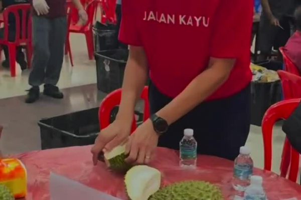 Nghị sĩ Singapore dẫn cử tri ăn sầu riêng Malaysia: Hành động cảm ơn độc đáo