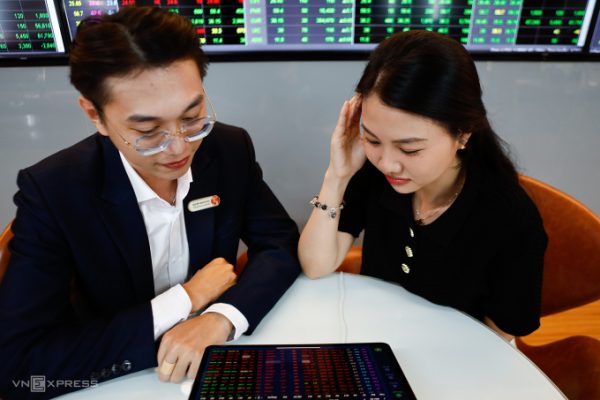 Chứng khoán giảm mạnh: Nhà đầu tư nên làm gì?
