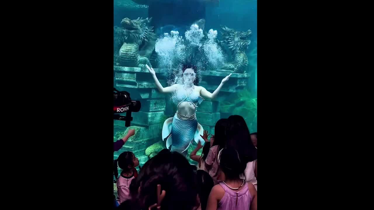 Cô gái khỏi trầm cảm nhờ làm nàng tiên cá