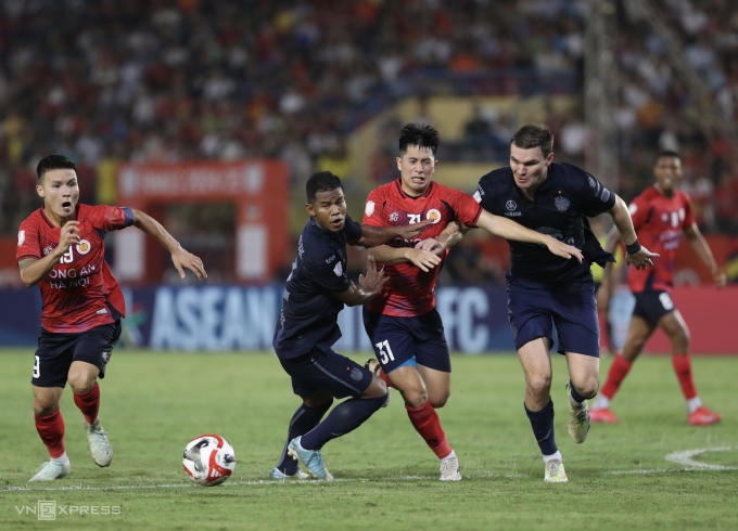 Công an Hà Nội (áo đỏ) hòa CLB Thái Lan Buriram United 2-2 ở lượt đi chung kết Cup CLB Đông Nam Á 2024-2025, trên sân Hàng Đẫy, Hà Nội ngày 14/5/2025. Ảnh: Hiếu Lương