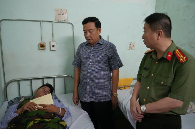 Đại diện lãnh đạo Công an Lâm Đồng thăm, động viên trung tá Hiệp tại bệnh viện. Ảnh: Hoàng Long