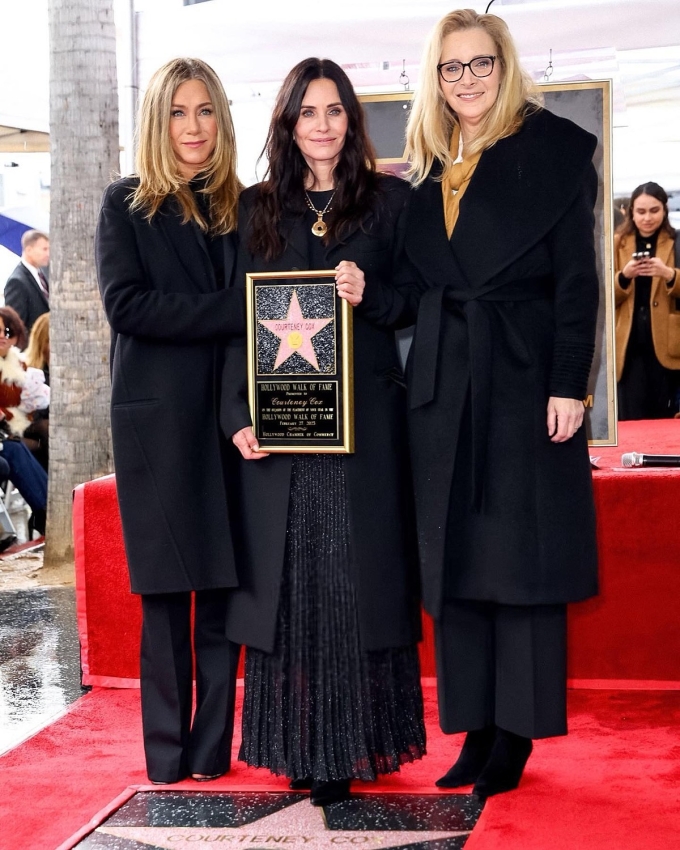 Jennifer Aniston và Lisa Kudrow (phải) mừng Courteney Cox nhận sao trên Đại lộ Danh vọng năm 2023. Ảnh: Instagram/ Jennifer Aniston
