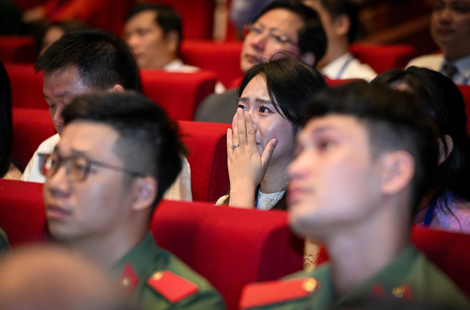 Nhiều người tham dự không kìm được nước mắt khi nghe ký ức chiến trường của các cựu chiến binh. Ảnh: Việt Trung