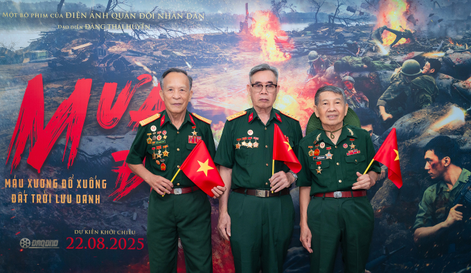 Từ trái sang: Thiếu tá, Anh hùng Lực lượng vũ trang Nhân dân Trân Trọng Can, Đại tá Đào Văn Phê - Phó trưởng ban liên lạc Tiểu đoàn K3 - Tam Đảo, ông Nguyễn Văn Hợi, 77 tuổi, Trưởng ban liên lạc Tiểu đoàn K3 - Tam Đảo. Ảnh: Ban tổ chức cung cấp