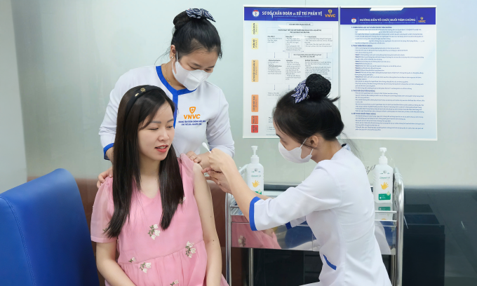 VNVC hiện có hơn 230 trung tâm tiêm chủng trên toàn quốc, 100% bác sĩ, điều dưỡng có chứng chỉ an toàn tiêm chủng. Ảnh: Mộc Thảo