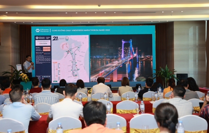 Ban tổ chức giới thiệu thông tin về giải tại họp báo. Ảnh: Đức Đồng