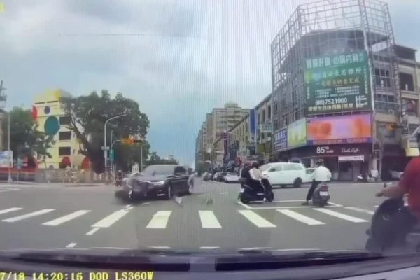 Kinh hoàng: Xe máy bay hạ gục 3 người chờ đèn đỏ!