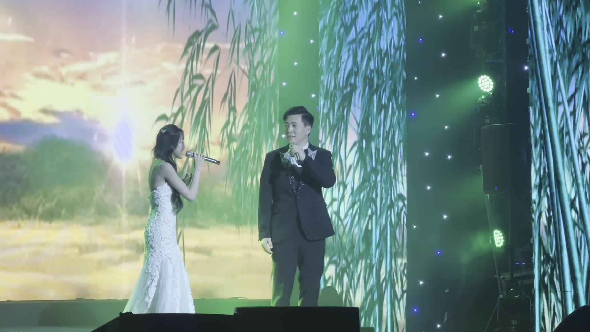 Dàn nghệ sĩ Việt Nam - Trung Quốc hát
