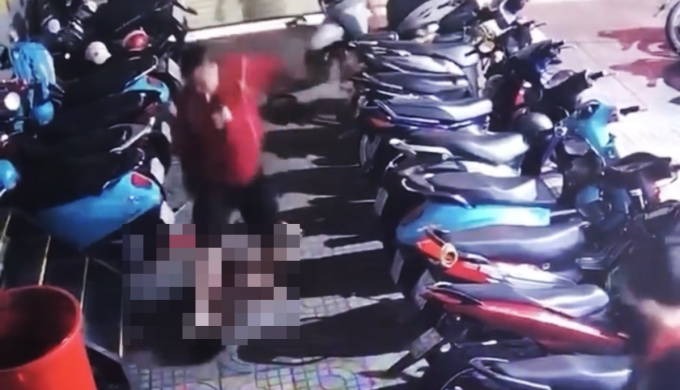Cảnh Nguyễn Vũ Hảo đánh dã man hai thiếu niên. Ảnh: Cắt từ video